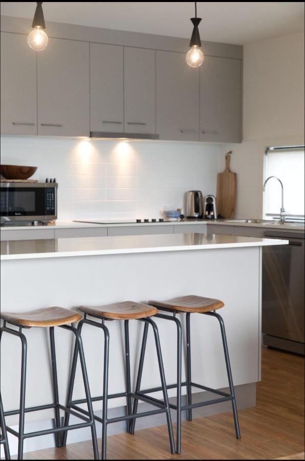 Captains Cove Ground Floor Luxury Apartments Пейнсвилл Экстерьер фото