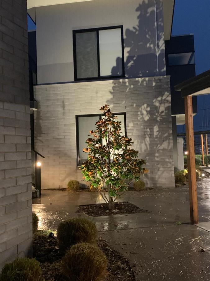 Captains Cove Ground Floor Luxury Apartments Пейнсвилл Экстерьер фото