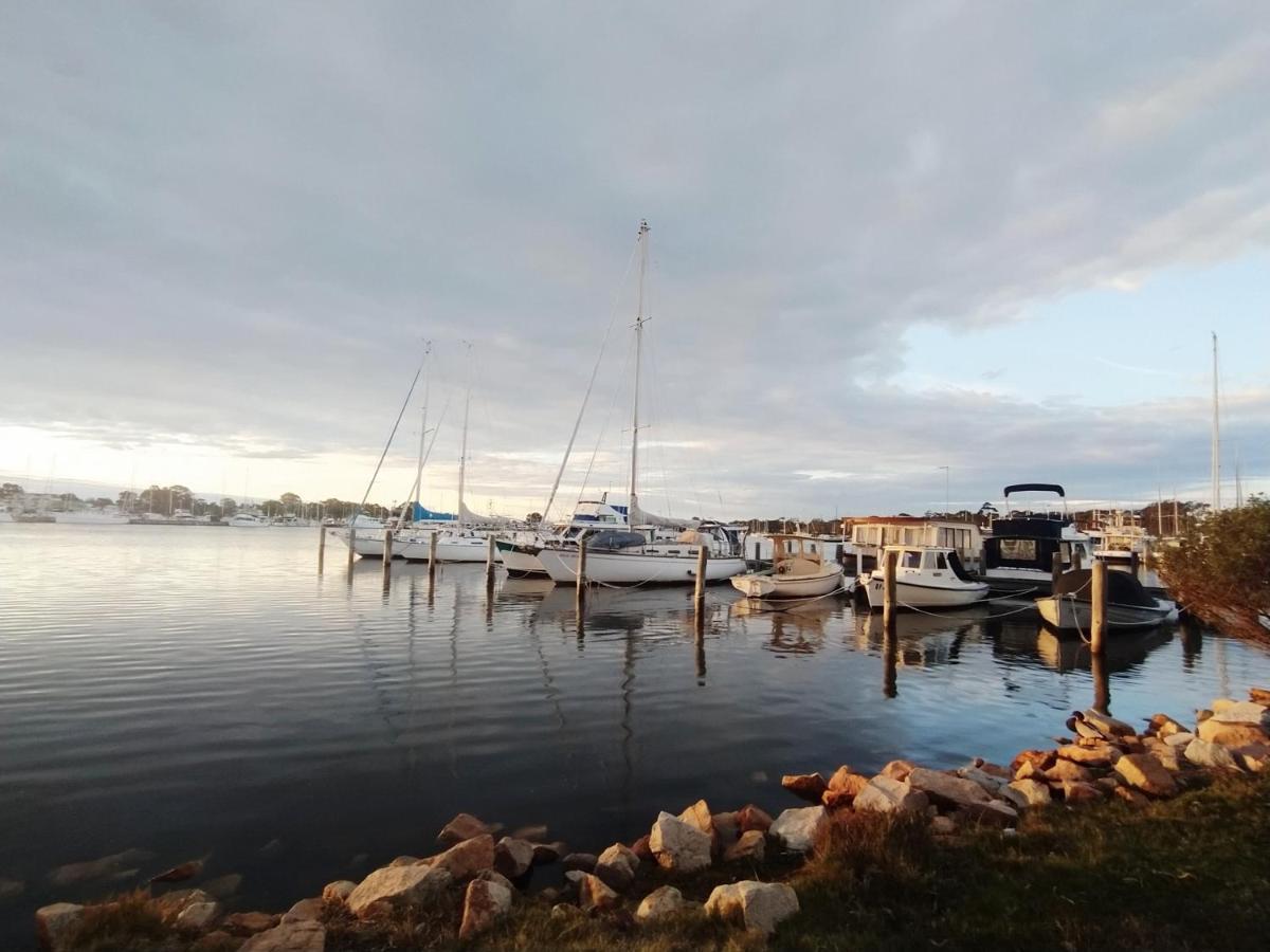 Captains Cove Ground Floor Luxury Apartments Пейнсвилл Экстерьер фото